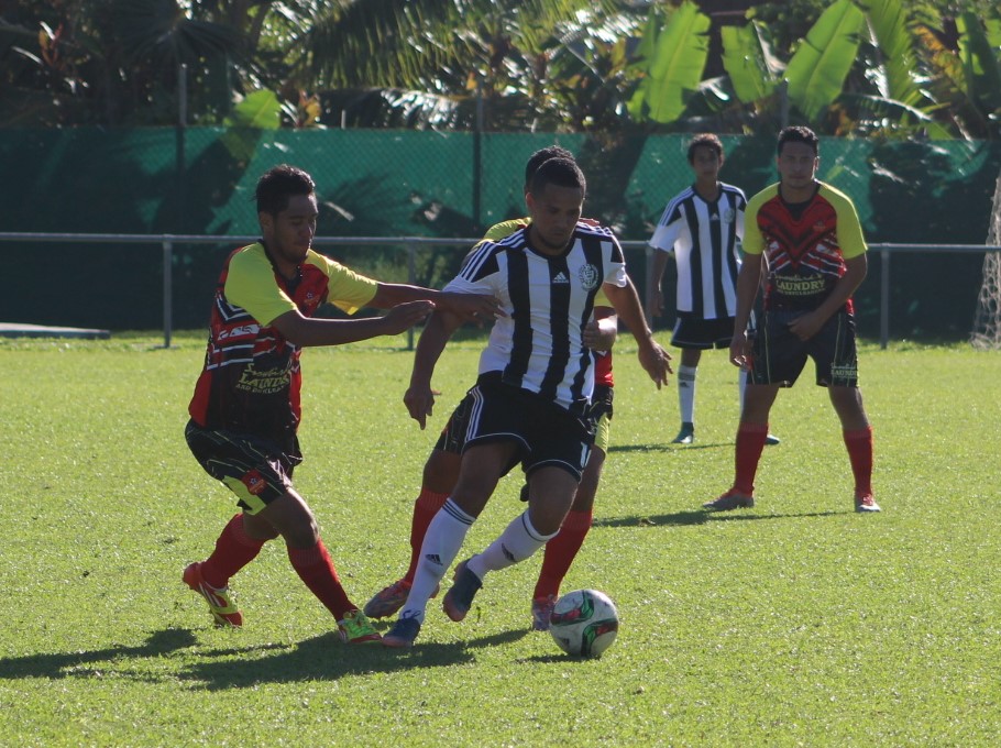 Grover Harmon of Tupapa Maraerenga in control of the ball
