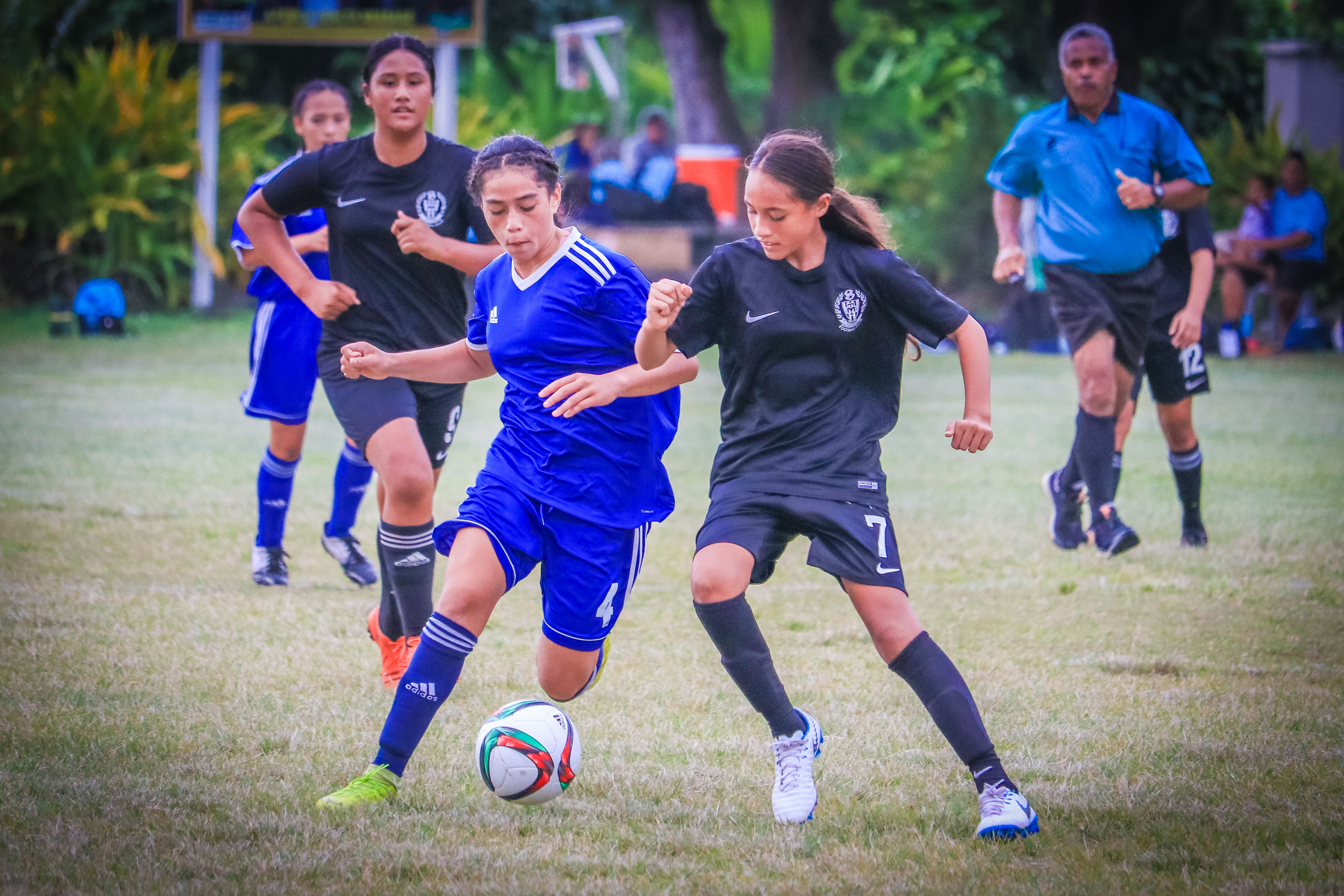 Tupapa and Mauke girls challenging each other for the ball